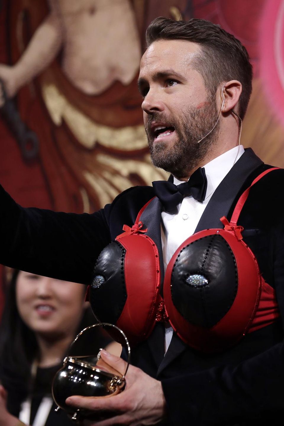 Mit einem Deadpool-BH bestückt erhält Ryan Reynolds seinen Preis.
