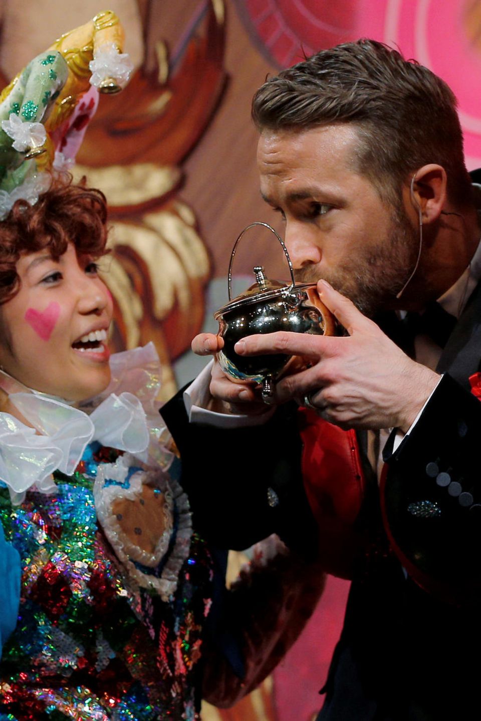 Ryan Reynolds küsst seinen Pudding-Pott-Award. Ryan Reynolds küsst seinen Pudding-Pott-Award.