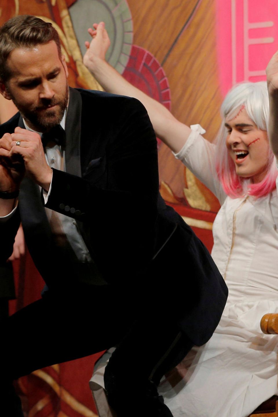 Ryan Reynolds macht einen Lapdance, während seiner Ehrung zum "Hasty Pudding Theatricals Man of the Year". Ryan Reynolds macht einen Lapdance, während seiner Ehrung zum "Hasty Pudding Theatricals Man of the Year".