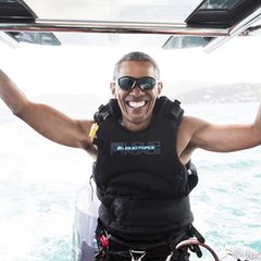 Aus Sicherheitsgründen durfte Barack Obama während seiner Präsidentschaft nicht surfen - das holt er jetzt mit einem breiten Grinsen im Gesicht nach.