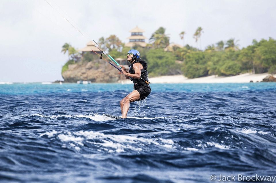 So habt Ihr den ehemaligen Präsidenten noch nie gesehen: Barack Obama übt Kitesurfen vor Richard Bransons Moskito Insel.