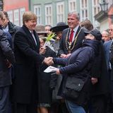 8. Februar 2017  Tulpen aus Amsterdam? Nein, Tulpen aus Erfurt für den König der Niederlande. Königin Máxima (mit schwarzem Hut) bekommt erst später Rosen überreicht.
