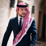 Hussein bin Abdullah von Jordanien  Prinz Hussein (geb. 1994) ist der älteste Sohn von König Abdullah II. und Königin Rania. 2004 entlässt der jordanische König seinen Halbbruder aus dem Amt des Kronprinzen und macht Prinz Hussein damit zum ersten Thronfolger des Landes. Zur Vorbereitung auf sein Amt schließt Hussein bin Abdullah neben seiner militärischen Ausbildung in England auch ein Studium in Internationaler Geschichte in den USA ab. Schon jetzt begleitet der fleißige Prinz seinen Vater zu vielen Terminen und hat etliche Initiativen, inklusive einer eigener Stiftung, ins Leben gerufen. 