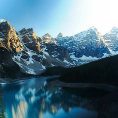 Moraine Lake  Wenn eisige Temperaturen herrschen, kuschelt man sich beim Date besonders gern zusammen. So passierte es auch Oliver Sanne und "seiner" Carolin beim Dream-Date in Kanada.    Wer zusätzlich zu der Kälte noch einen Traum-Ausblick und unbefleckte Natur genießen möchte, sollte direkt an den Moraine Lake fahren.