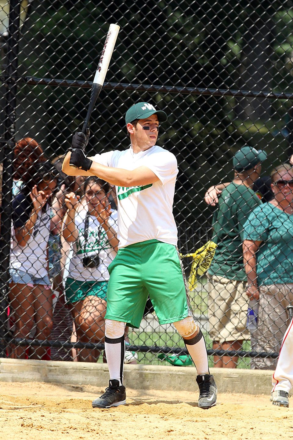 Popstar Nick Jonas (Jonas Brothers) spielt Softball, um fit zu bleiben Popstar Nick Jonas (Jonas Brothers) spielt Softball, um fit zu bleiben