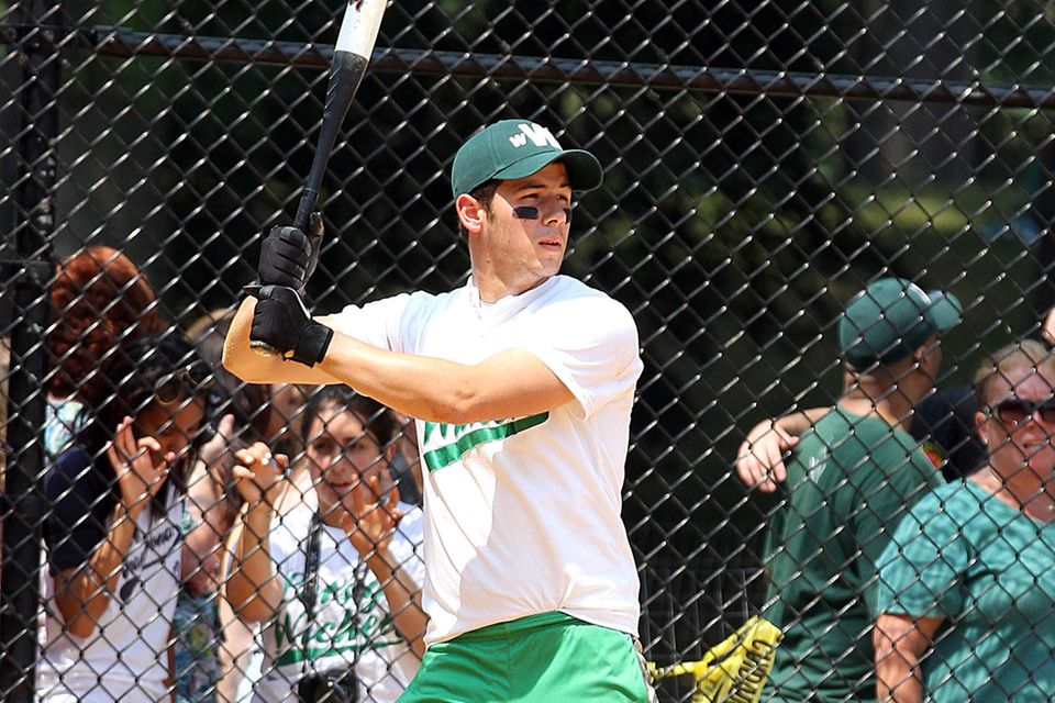 Popstar Nick Jonas (Jonas Brothers) spielt Softball, um fit zu bleiben