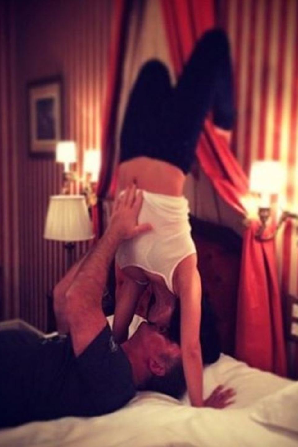 12. November 2016   Hilaria Baldwin ist bekannt für ihre Yogamoves, die wendet sie offensichtlich auch im Bett mit ihrem Ehemann Alec Baldwin an . 