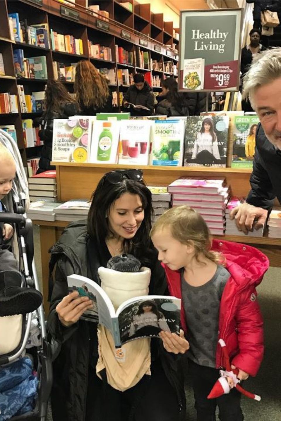 28. Dezember 2016   Alec Baldwin ist mächtig stolz auf seine Frau. Ein Ausflug mit der ganzen Familie zum nächsten Buchladen, um Mamas neues Buch zu bewundern, dass ist die Unterstützung, die eine Familie zusammenschweißt. Die Kids sind auch wirklich interessiert an dem Buch "The Living Clearly Method" auch wenn es eher die Bilder sind. 