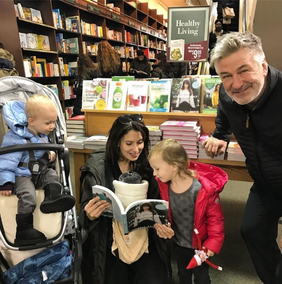 28. Dezember 2016 Alec Baldwin ist mächtig stolz auf seine Frau. Ein Ausflug mit der ganzen Familie zum nächsten Buchladen, um Mamas neues Buch zu bewundern, dass ist die Unterstützung, die eine Familie zusammenschweißt. Die Kids sind auch wirklich interessiert an dem Buch "The Living Clearly Method" auch wenn es eher die Bilder sind. 28. Dezember 2016 Alec Baldwin ist mächtig stolz auf seine Frau. Ein Ausflug mit der ganzen Familie zum nächsten Buchladen, um Mamas neues Buch zu bewundern, dass ist die Unterstützung, die eine Familie zusammenschweißt. Die Kids sind auch wirklich interessiert an dem Buch "The Living Clearly Method" auch wenn es eher die Bilder sind.