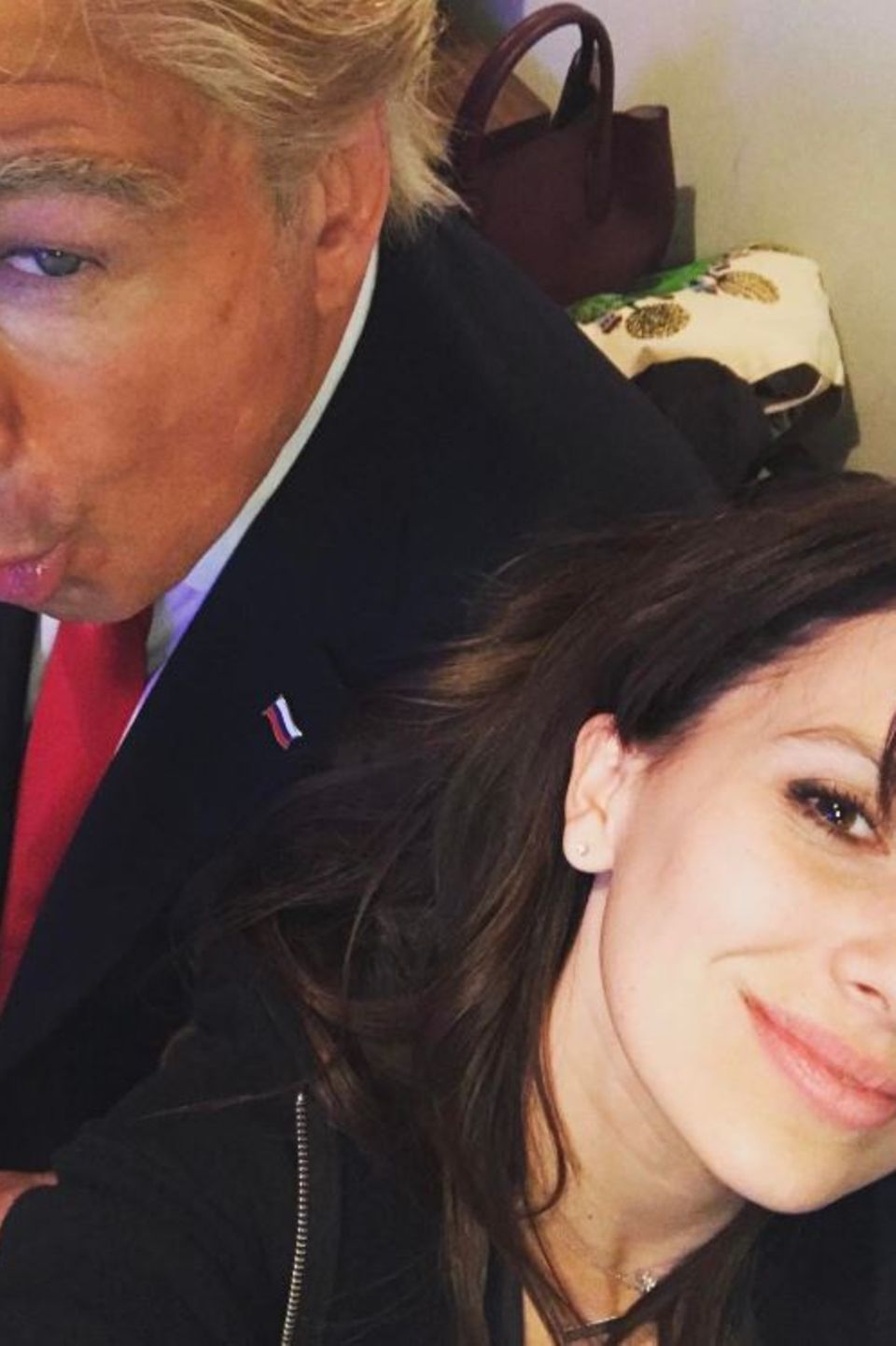 15. Januar 2017   Es ist "Saturday Night Live"- Zeit, eine amerikanische Polit-Comedy-Show und Alec Baldwin ist bereits in seine Paraderolle als President Trump geschlüpft, aber für ein Selfie mit Hilaria ist auf jeden Fall noch Zeit. 