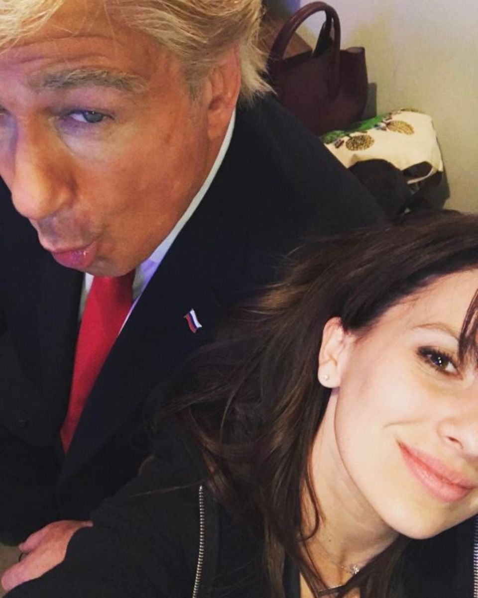 15. Januar 2017 Es ist "Saturday Night Live"- Zeit, eine amerikanische Polit-Comedy-Show und Alec Baldwin ist bereits in seine Paraderolle als President Trump geschlüpft, aber für ein Selfie mit Hilaria ist auf jeden Fall noch Zeit. 15. Januar 2017 Es ist "Saturday Night Live"- Zeit, eine amerikanische Polit-Comedy-Show und Alec Baldwin ist bereits in seine Paraderolle als President Trump geschlüpft, aber für ein Selfie mit Hilaria ist auf jeden Fall noch Zeit.