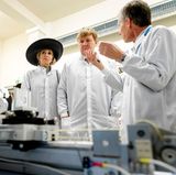8. Februar 2017  Hightech steht in Jena auf dem Programm im Leibniz-Institut für Photonische Technologien. Willem-Alexander und Máxima tragen Laborkleidung, nur der königliche Hut ist nicht weiß eingepackt.
