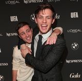 Best Buddies: Jannik Schümann (l.) und Jannis Niewöhner albern rum und verbreiten gute Laune. 