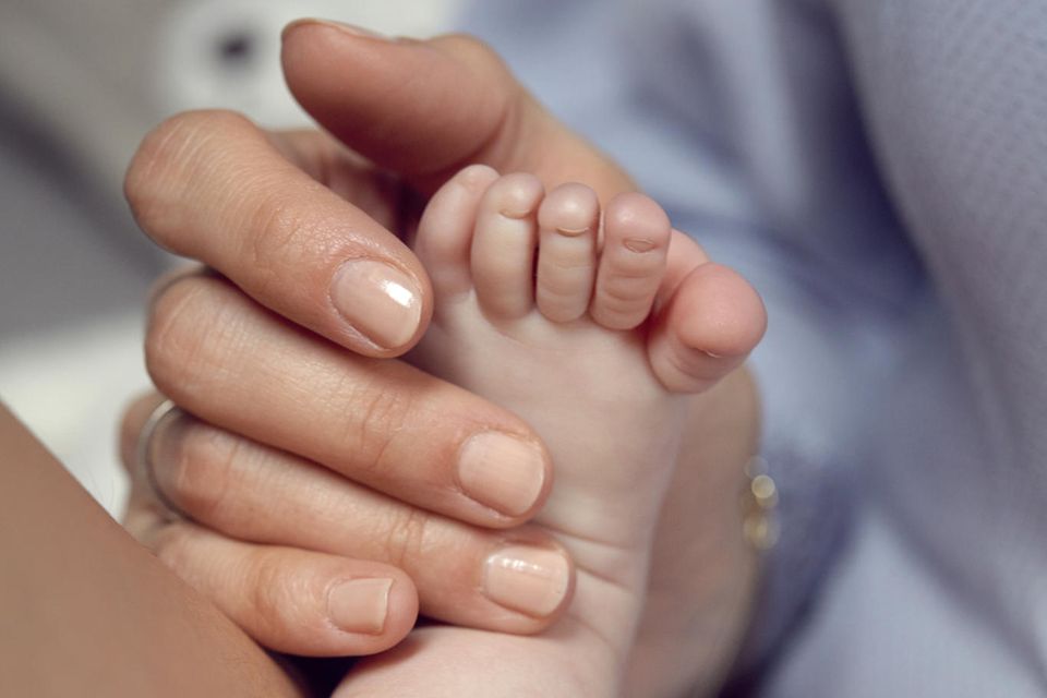 Nazan Eckes: Ganz sanft schmiegt sich Mamas Hand um Ilyas’ Füßchen Ganz sanft schmiegt sich Mamas Hand um Ilyas’ Füßchen