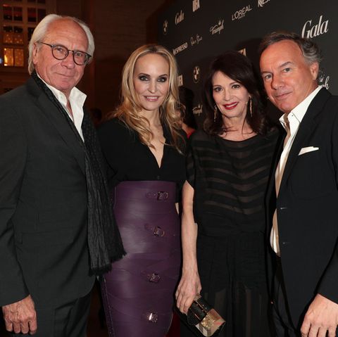 Die Gastgeber des Abends: Wolf Bauer (UFA, l.), GALA-Chefredakteurin Anne Meyer-Minnemann (2.v.l.) und Nico Hofmann (UFA) lassen sich zusammen mit Schauspielerin Iris Berben zu Beginn der Party ablichten.