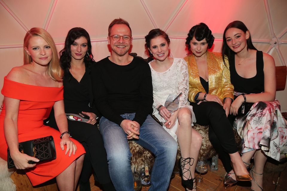 Gut gelaunte Party-Truppe: Jennifer Ulrich, Sylta Fee-Wegmann, Matthias Koeberlin, Josephine Preuss, Anna Fischer und Maria Ehrich (von links nach rechts) Gut gelaunte Party-Truppe: Jennifer Ulrich, Sylta Fee-Wegmann, Matthias Koeberlin, Josephine Preuss, Anna Fischer und Maria Ehrich (von links nach rechts)