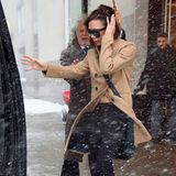 Gut festhalten: In New York kämpft Victoria Beckham gegen den Schneesturm. 