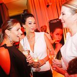 Laura Wontorra (l.), Verona Pooth und Eva Ringer genießen die ausgelassene Stimmung hinter den Kulissen. Die Stars haben hier die Gelegenheit sich vom L'Oréal-Team auffrischen zu lassen. 