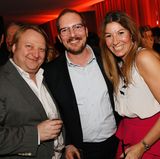 Heiko Hager (G+J, l.) Maik Homeyer von MSC Kreuzfahrten (Head of Marketing + PR) und Yasmin von Schlieffen (Mrs. Politely) feiern den Abend. 