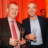 Dr. Michael de Vries (GALA) und Thomas Wirz (Pommery) trinken ein Gläschen Champagner zusammen. 