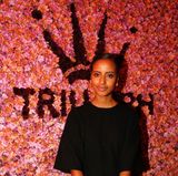 Die pinkfarbene Blumenwand von Triumph unterstreicht Sara Nurus makellose Schönheit. 