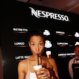 Moderatorin Annabelle Mandeng braucht einen Kickstarter, den Liquid Breakfast. Den bekommt sie am Nespresso-Stand. 