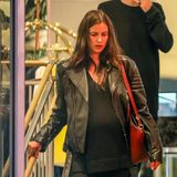 Ein aktuelles Foto zeigt Model Irina Shayk in einem weiten schwarzen Pullover mit eindeutigem Babybauch.