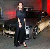 Schauspielerin Alexandra Neldel freut sich über den BMW-Shuttle, erspart es doch die dicke Jacke über der Robe. 