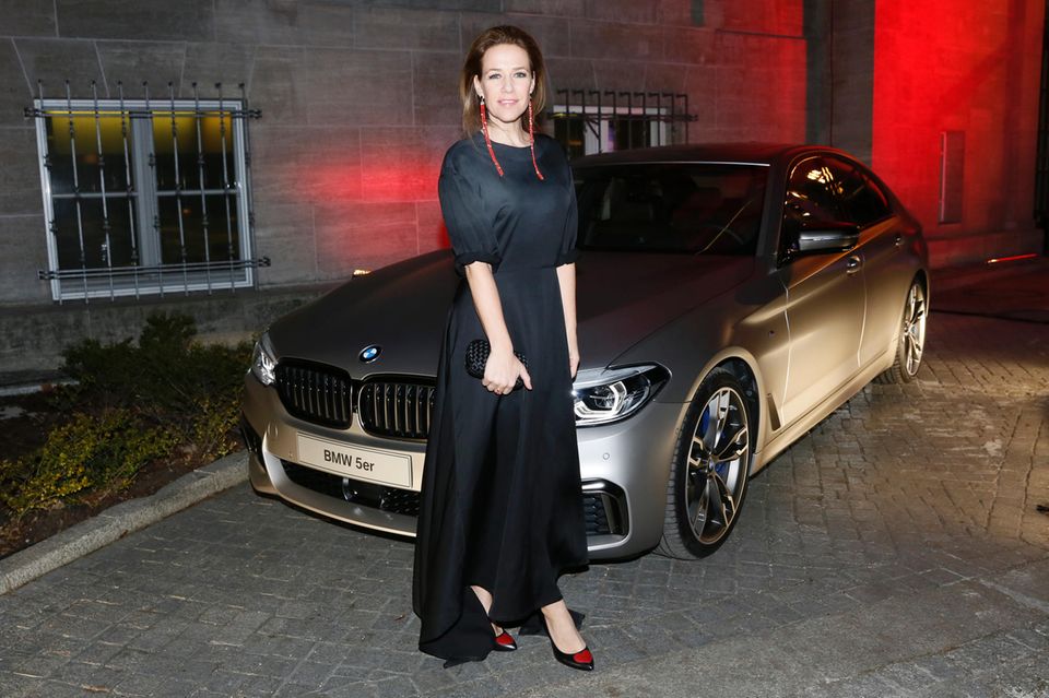Schauspielerin Alexandra Neldel freut sich über den BMW-Shuttle, erspart es doch die dicke Jacke über der Robe. 