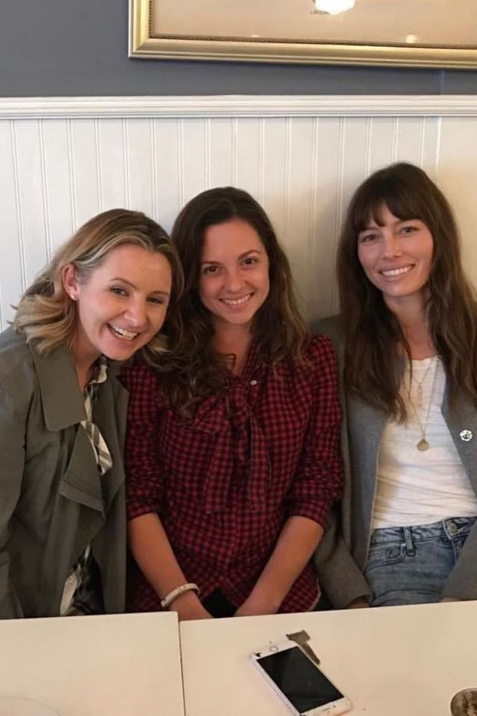 Beverley Mitchell, Mackenzie Rosman und Jessica Biel schweben im "7th Heaven". Auf Instagram zeigen sich die "Eine himmlische Familie"-Schauspielerinnen wieder vereint und freuen sich riesig über die Reunion. 