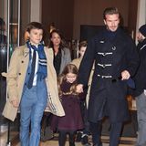 Familie Beckham macht sich auf den Weg zur Fashion Show von Mama Victoria. David, Töchterchen Harper und die Söhne Romeo (links) und Cruz (versteckt hinter David) haben sich extra schick gemacht. 