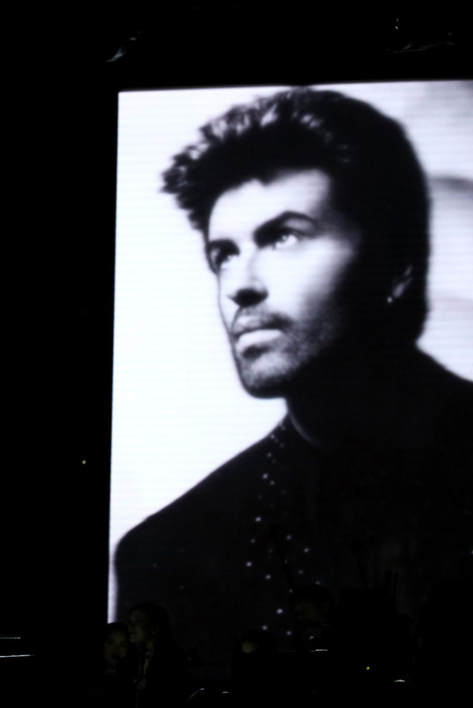 Adele gedenkt George Michael: Während ihres zweiten Auftritts, einem Tribute für den Ende 2016 verstorbenen Sänger, patzt Adele kurz, flucht und bricht daraufhin die Performance ab. Sie entschuldigt sich beim Publikum, bevor sie erneut beginnt, Michaels' bekannteste Hits zu performen. Adele gedenkt George Michael: Während ihres zweiten Auftritts, einem Tribute für den Ende 2016 verstorbenen Sänger, patzt Adele kurz, flucht und bricht daraufhin die Performance ab. Sie entschuldigt sich beim Publikum, bevor sie erneut beginnt, Michaels' bekannteste Hits zu performen.