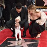 10. Februar 2017   Dusty Rose stiehlt Papa Adam Levine die Show. Der Maroon 5-Sänger durfte bei der offiziellen Zeremonie seinen Stern auf dem "Walk of Fame" enthüllen. Als Unterstützung hatte er seine Frau Behati Prinsloo und seine vier Monate alte Tochter dabei. 