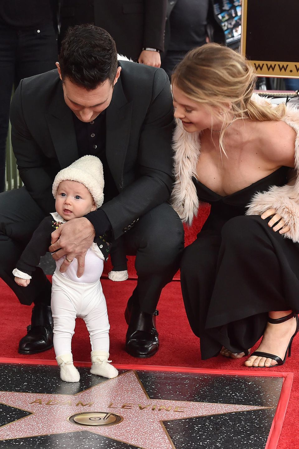10. Februar 2017 Dusty Rose stiehlt Papa Adam Levine die Show. Der Maroon 5-Sänger durfte bei der offiziellen Zeremonie seinen Stern auf dem "Walk of Fame" enthüllen. Als Unterstützung hatte er seine Frau Behati Prinsloo und seine vier Monate alte Tochter dabei. 10. Februar 2017 Dusty Rose stiehlt Papa Adam Levine die Show. Der Maroon 5-Sänger durfte bei der offiziellen Zeremonie seinen Stern auf dem "Walk of Fame" enthüllen. Als Unterstützung hatte er seine Frau Behati Prinsloo und seine vier Monate alte Tochter dabei.