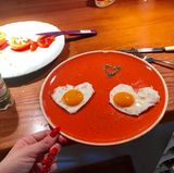 Zum Valentinstag hat Daniela Katzenberger ihrem Liebsten herzförmige Spiegeleier zum Frühstück aufgetischt.