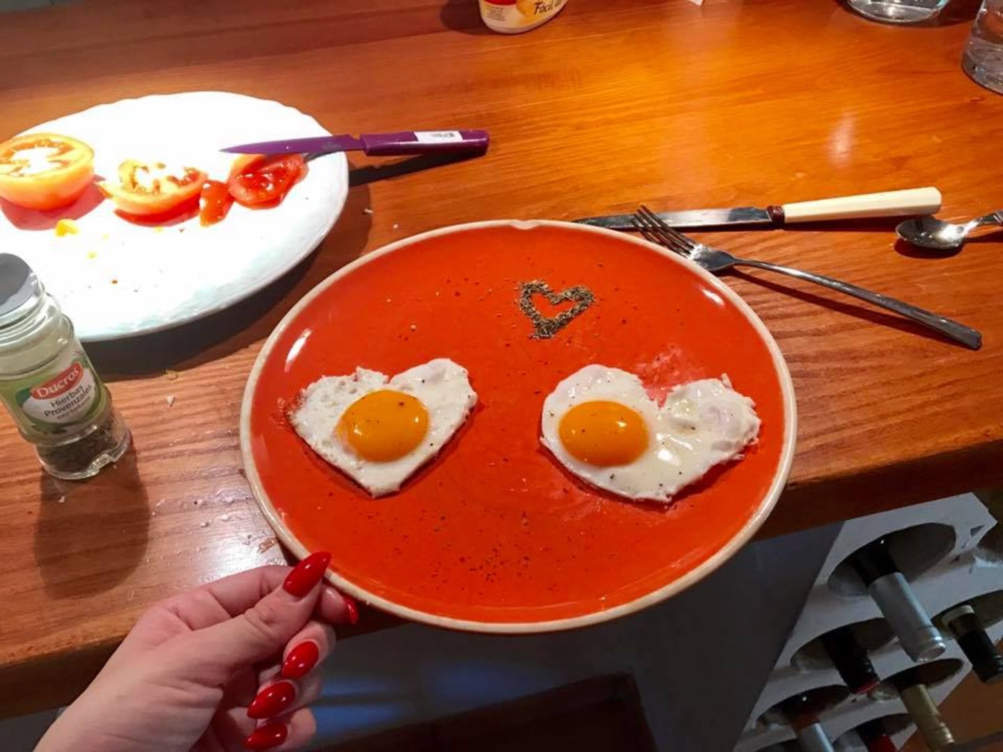 Zum Valentinstag hat Daniela Katzenberger ihrem Liebsten herzförmige Spiegeleier zum Frühstück aufgetischt.
