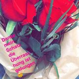 "Danke mein Schatz, die Überraschung ist gelungen", postet Sarah Knappik und teilt ein Foto ihres Blumenstraußes.