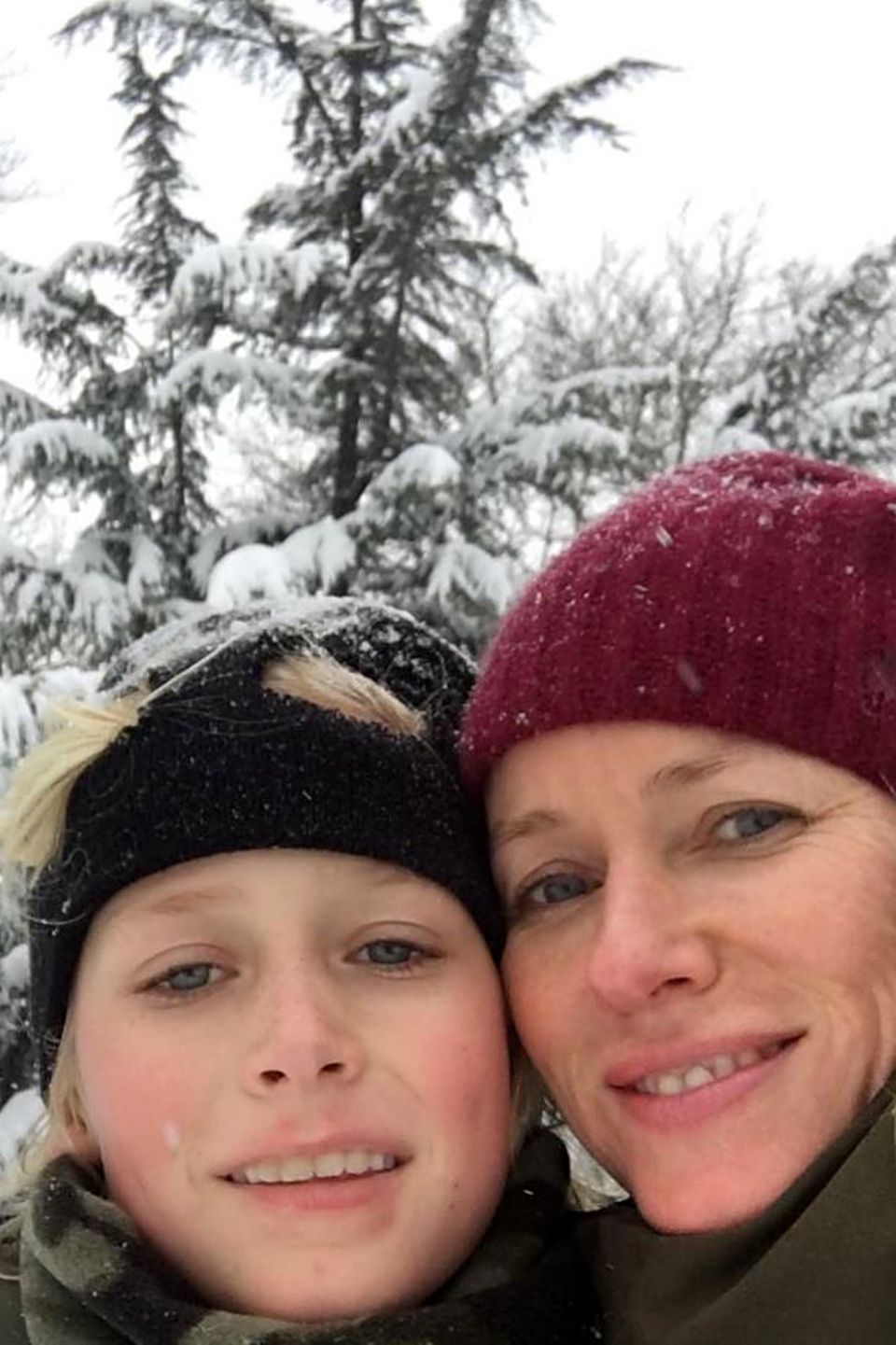 Alexander Pete Schreiber und Naomi Watts Diese beiden sind definitiv verwandt. Hollywoodschauspielerin Naomi Watts hat zwei Söhne. Hier lässt sie sich mit Alexander im Schnee fotografieren. Ihr Erstgeborener sieht ihr verblüffend ähnlich. Alexander Pete Schreiber und Naomi Watts Diese beiden sind definitiv verwandt. Hollywoodschauspielerin Naomi Watts hat zwei Söhne. Hier lässt sie sich mit Alexander im Schnee fotografieren. Ihr Erstgeborener sieht ihr verblüffend ähnlich.