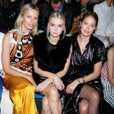 Gespannt verfolgen Karolina Kurkova, Lottie Moss und Doutzen Kroes die Show von Oscar de la Renta aus der ersten Reihe. 