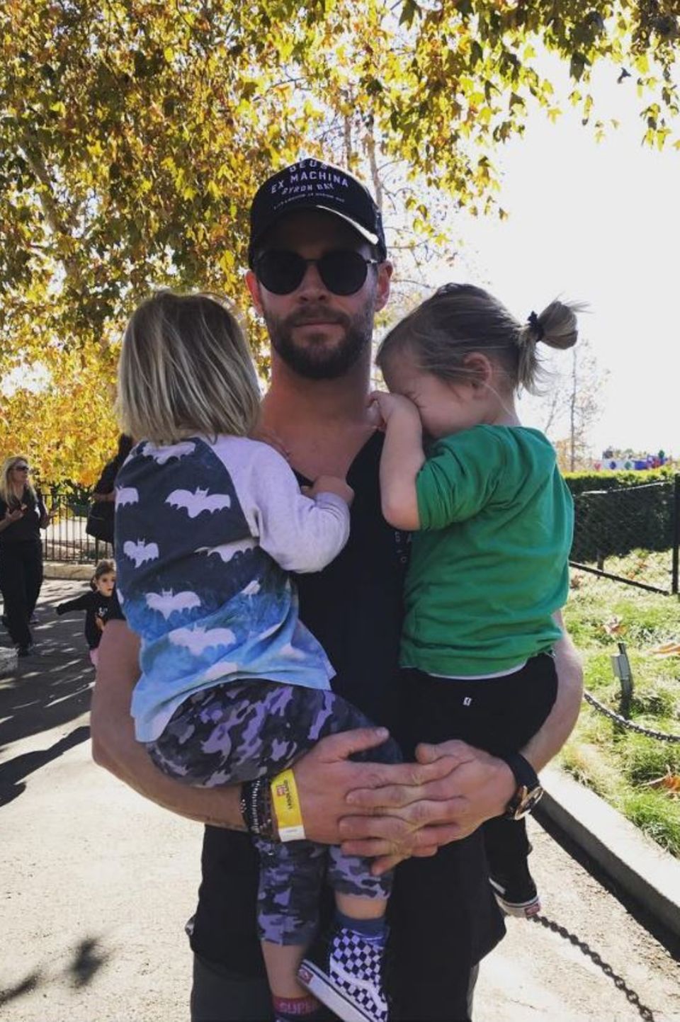 Elsa Pataky postete dieses süße Foto von ihren Jungs: Chris Hemsworth und den beiden Zwillingsbrüdern Tristan und Sasha. Elsa Pataky postete dieses süße Foto von ihren Jungs: Chris Hemsworth und den beiden Zwillingsbrüdern Tristan und Sasha.