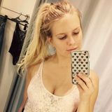 Auf Instagram zeigt sich Anna ungeniert in einer Umkleide oben ohne. Steht ihr!