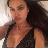 Irina Shayk postet aus dem Bett ein sexy Bild in Unterwäsche.