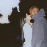 Kim Kardashian gibt Kanye West einen zärtlichen Kuss.