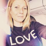 Im "Love"-Sweatshirt wünscht Gwyneth Paltrow allen einen schönen Valentinstag.