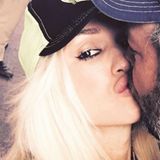 Gwen Stefani knutscht ihren Freund Blake Shelton.