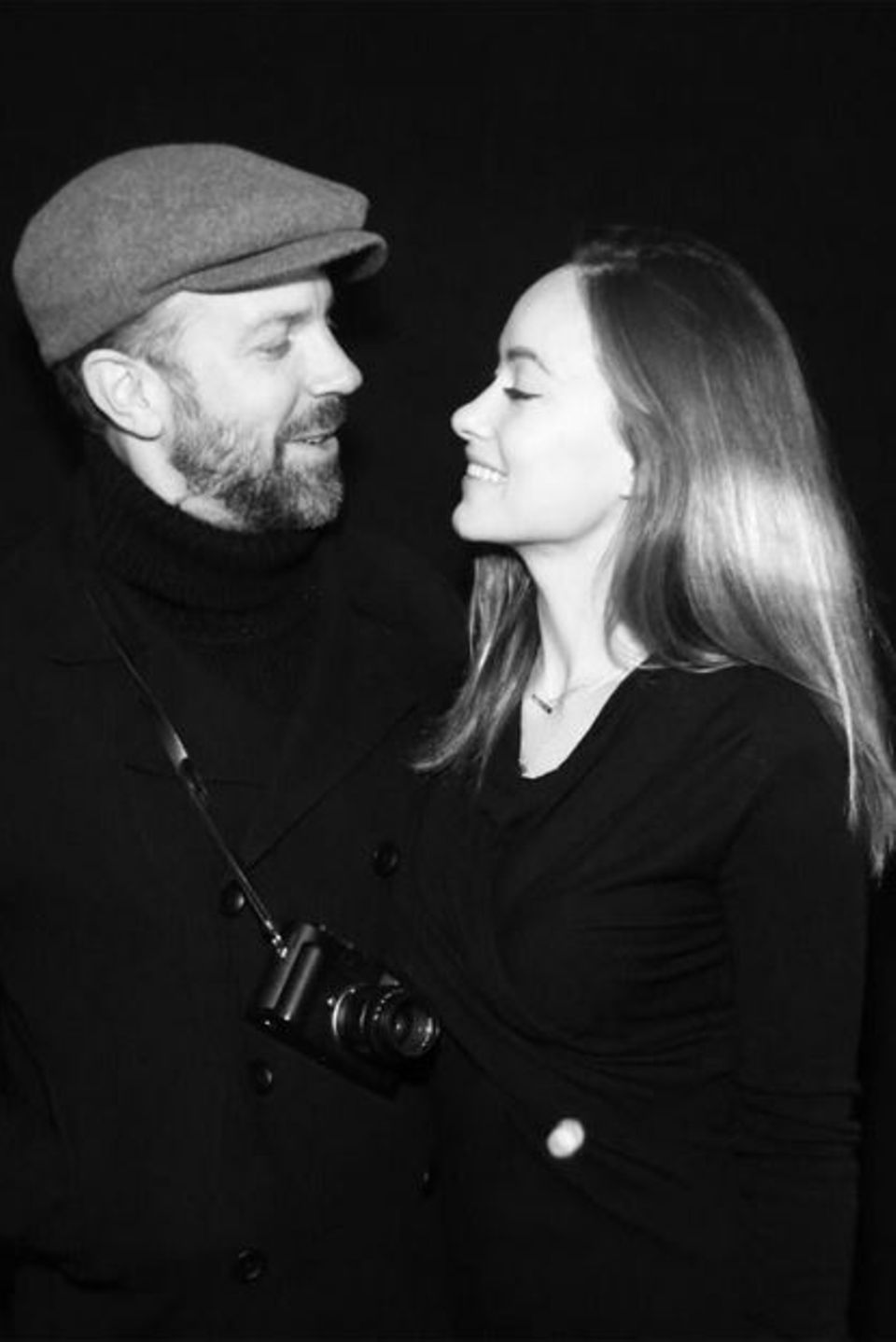 Olivia Wilde lächelt ihren Liebsten Jason Sudeikis an. Olivia Wilde lächelt ihren Liebsten Jason Sudeikis an.