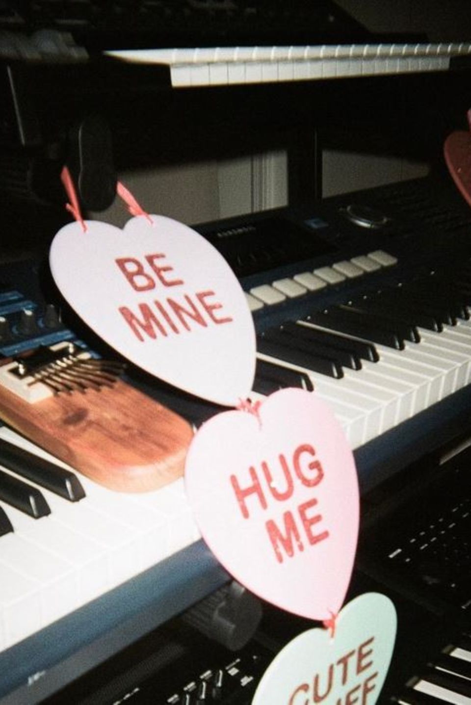 Ein bisschen Romantik: Sängerin Ariana Grande lässt sich bei der Arbeit inspirieren.