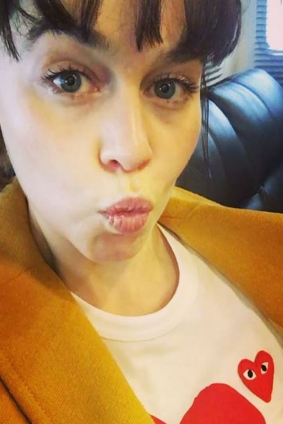 Emilia Clarke schickt ihren Fans Küsschen im Shirt mit Herzaufdruck.