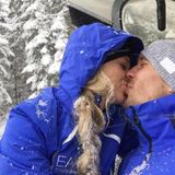 Lukas Podolski küsst seine Monika im Schneegestöber.
