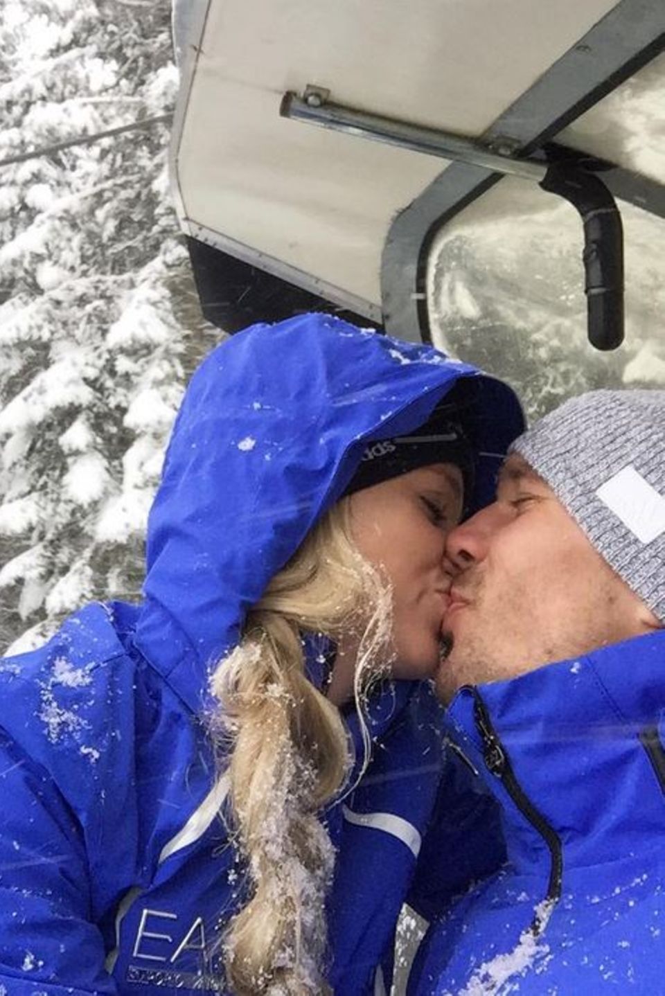 Lukas Podolski küsst seine Monika im Schneegestöber. Lukas Podolski küsst seine Monika im Schneegestöber.